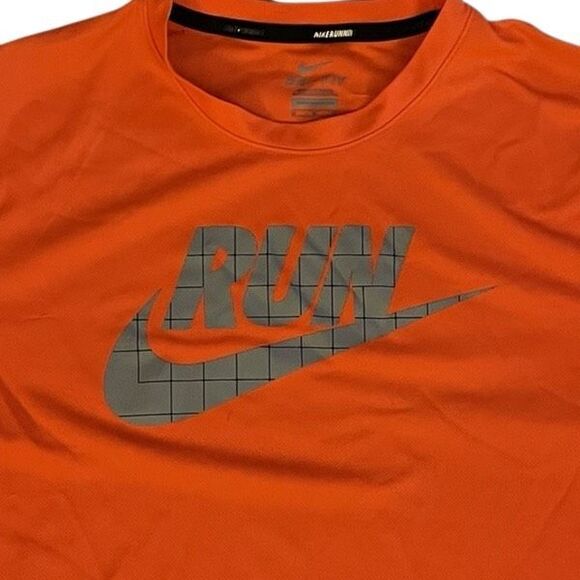 NIKE RUN GRAPHIC ATHLETIC T SHIRT - Picture 4 of 5